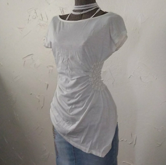 NWOT Mandee Asymmetrical Creamy White Rouched Tee - Picture 2 of 16